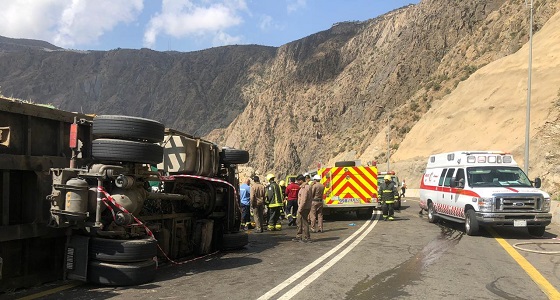 بالفيديو والصور.. احتجاز شخص داخل شاحنة إثر انقلابها بالباحة
