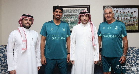 بالصور.. رئيس ” الأهلي ” يوقع مع الأوروجوياني خورخي فوساتي والكابتن زكي الصالح