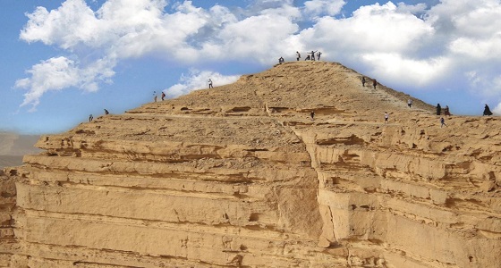 بالصور.. ” حافة العالم ” سحر من جبال طويق.. السائح الأجنبي معشوقته