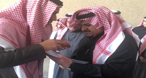 بالفيديو.. نائب أمير الرياض يرد على مواطن استوقفه: ” ولا يهمك طال عمرك “