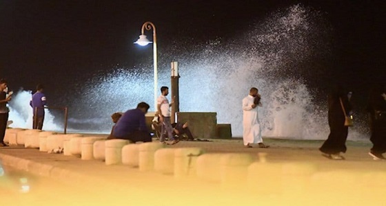 بالصور.. شواطئ جازان تمنع السباحة بعد ارتفاع الأمواج.. وتوجه نصائح للمتنزهين 