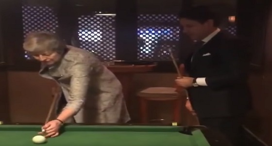 بالفيديو.. ” ماي ” تبتعد عن السياسة وتلعب البلياردو بشرم الشيخ