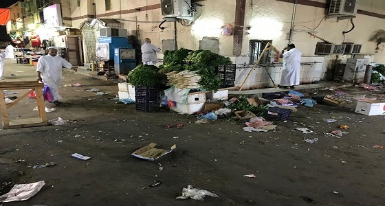 بالصور.. مصادرة كميات كبيرة من الخضراوات والأسماك واللحوم الفاسدة بسوق النكاسة بمكة