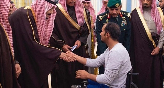 كان لقاءًا أبويًا.. قصة الشاب ذي الأطراف الصناعية الذي ظهر مع خادم الحرمين (صور)