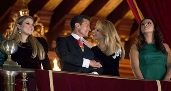 بالصور.. بعدما ذهب كرسي الحكم.. زوجة رئيس سابق تطلب الطلاق