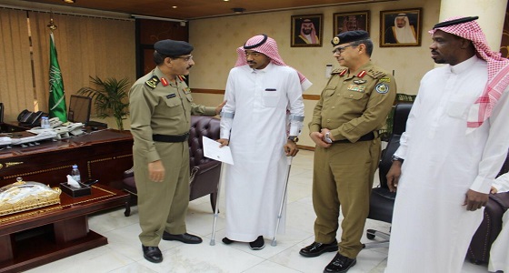 مدير شرطة الرياض يكرم جندي أُصيب في أحد النقاط الأمنية