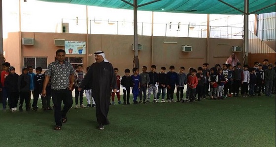 بالصور.. مدرسة تفاجئ عاملها بحفل بعد رمي ” البيض ” بعينه