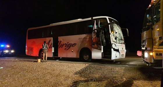 تبوك.. 52 إصابة في حادث اصطدام حافلة بجمال سائبة ” صور “