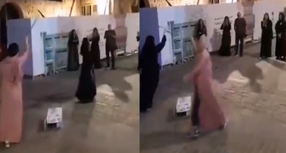 بالفيديو.. سائحات يرقصن &#8221; المزمار &#8221; في أحد أحياء جدة القديمة
