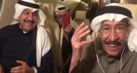 بالفيديو.. عبدالكريم عبدالقادر يغني ” ألا وعذابي ” في الطائرة التي اقلته للعلا