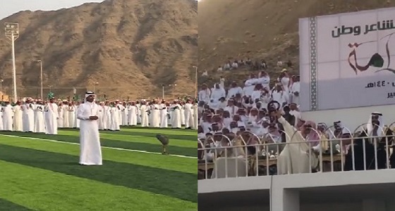 بالفيديو.. أمير عسير يرفع عقاله للشاعر مفرح بن ضمان