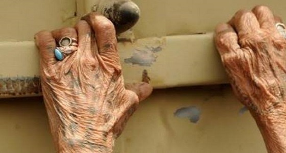 5 وحوش بشرية يغتصبون مسنة ثمانينية بعد ليلة تعذيب 