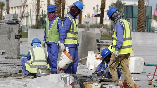 منظمة حقوقية تهاجم قطر وتصف ظروف العمل بالمونديال بـ &#8221; القاسية &#8220;
