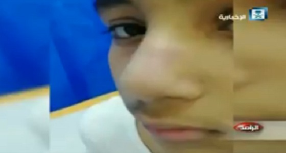 بالفيديو.. معلم يضرب طالب بـ ” كابل كهربائي ” بمدرسة في جازان