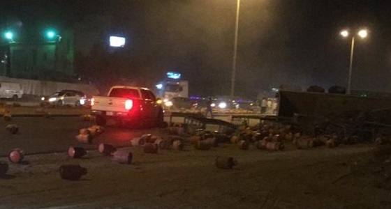 انقلاب شاحنة أسطوانات غاز على طريق ضمد