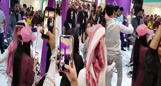 بالفيديو.. مطربة تتعرض لموقف محرج بعد انقطاع الكهرباء في الرياض