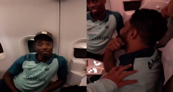 بالفيديو.. لاعبو الأهلي يفاوضون دجانيني لتجديد عقده مدى الحياة