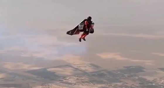 بالفيديو.. مغامرة جديدة لولي عهد دبي برداء مجنح