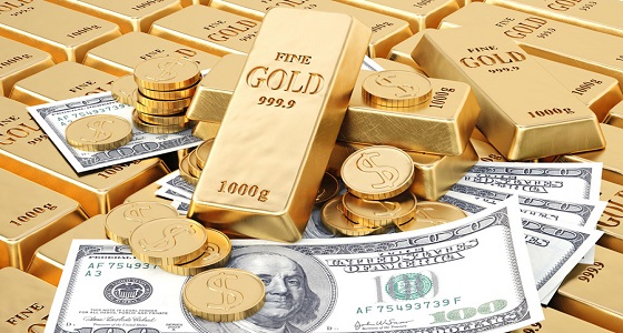 الذهب ينزل مع ارتفاع الدولار بدعم توترات التجارة