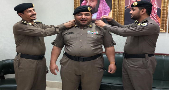 الحارثي.. يقلد رئيس رقباء محمد عدس رتبته الجديدة 