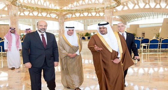 بالصور.. رئيس الوزراء وزير الدفاع الأردني يصل الرياض