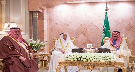 خادم الحرمين يلتقي نائب رئيس مجلس الوزراء بالبحرين على هامش القمة العربية
