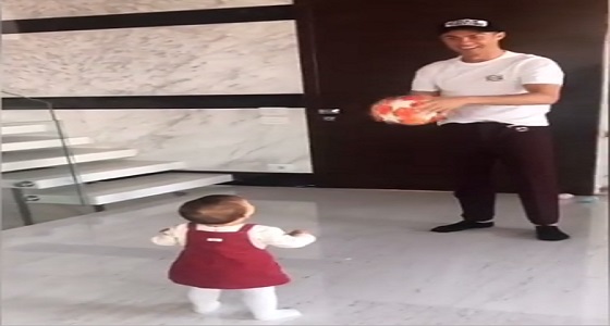 بالفيديو.. رونالدو يدرب طفلته ذات العام على كرة القدم