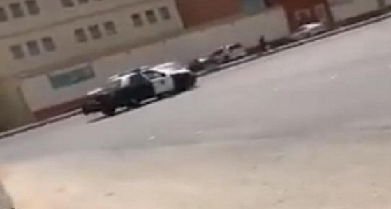 بالفيديو.. القبض على قائد مركبة مارس التفحيط وسط تشجيع من زملائه