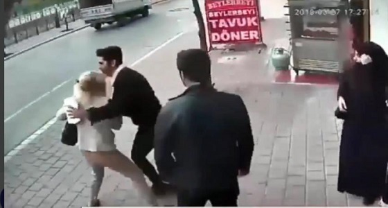 بالفيديو.. تخوف من السياحة التركية بعدما خلعت امرأة حجاب آخرى في الشارع