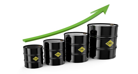 النفط يرتفع بفضل تخفيضات الإمدادات لكن تباطؤ الاقتصاد يعرقله