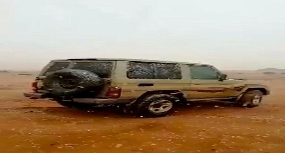 بالفيديو.. تساقط الثلوج على مرتفعات الظهر بتبوك