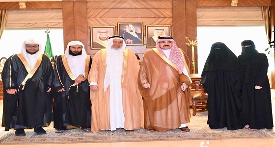 محافظ جدة يستقبل فائزي جمعية خيركم بجائزة خادم الحرمين لحفظ القرآن