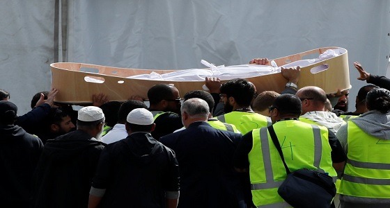 بالصور.. تشييع ضحايا هجوم المسجدين والاستعانة بمتطوعين لدفنهم وفقًا للشعائر