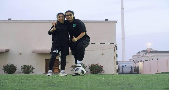 بالفيديو والصور.. فتيات يقتحمن ملاعب كرة القدم ويستعدون للبطولة الخليجية
