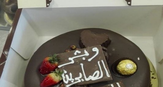 ” وبشر الصابرين ” .. سيدة تحتفل بعيد ميلاد زوجها بطريقة مختلفة