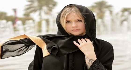 الفنانة الكندية الشهيرة أفريل تتجول بالعباءة والحجاب في الإمارات