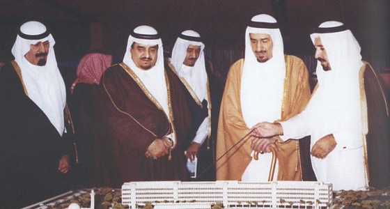 4 ملوك في صورة واحدة أثناء افتتاح مبنى الحرس الوطني