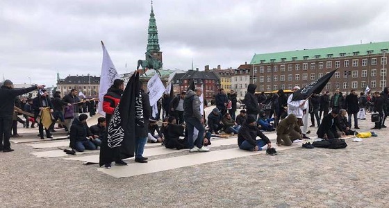 بالصور.. سياسي متطرف بالدنمارك يحرق المصحف على مرأى المسلمين أثناء الصلاة