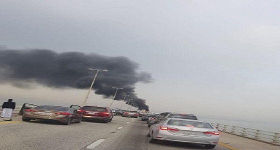 بالفيديو والصور.. تفاصيل الحادث المروع بين شاحنة ومركبة على جسر الملك فهد