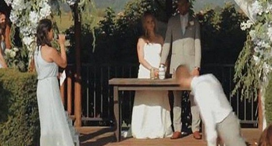 بالفيديو.. صديق العريس يتسبب بصدمة للحضور في حفل الزفاف