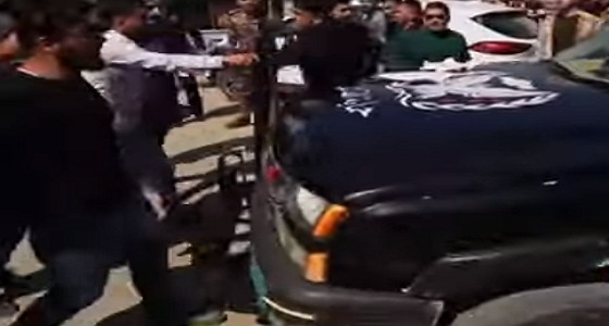 بالفيديو.. محافظ نينوى العراقية يدهس محتجين على خلفية غرق العبارة