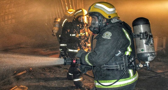 بالصور.. إندلاع حريق بمستودع أخشاب بجدة