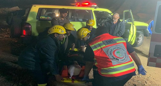 بالصور.. مواطن مسن يسقط من أعلى جبل ورقان ببدر 