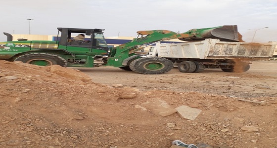 بالصور.. إزالة مخلفات مجهولة المصدر في عدد من الأحياء بالعريجاء