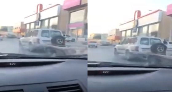بالفيديو.. سيارة تجر مقطورة حديد في شوارع الرياض