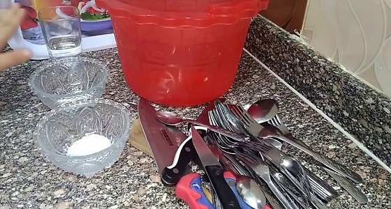 احرصي على تعقيم الملاعق والشوك مرة أسبوعيا حفاظا على صحة أسرتك