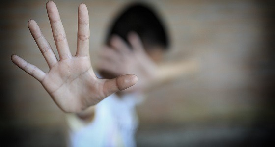 منهم شرطي.. ثلاث ذئاب بشرية يغتصبون طفل تحت تهديد السلاح