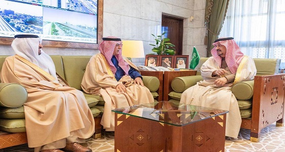 بالصور.. أمير الرياض يستقبل وزير الخدمة المدنية