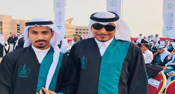 تخرج أب وابنه معًا في جامعة جازان