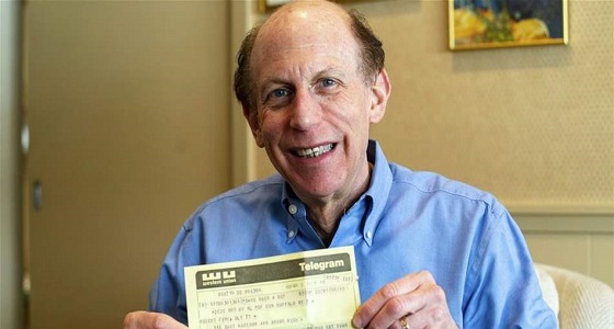 شخص يتسلم برقية تهنئة بتخرجه بعد 50 عاما 